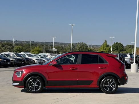 Used 2024 Kia Niro EX FWD image 3