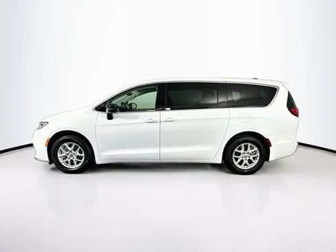 Used 2024 Chrysler Pacifica Touring-L FWD image 4