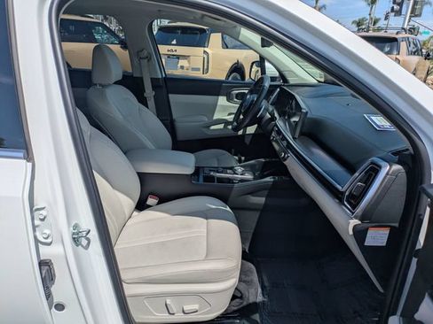 Certified 2025 Kia Sorento EX w/ EX Panoramic Sunroof Package AWD/4WD image 32