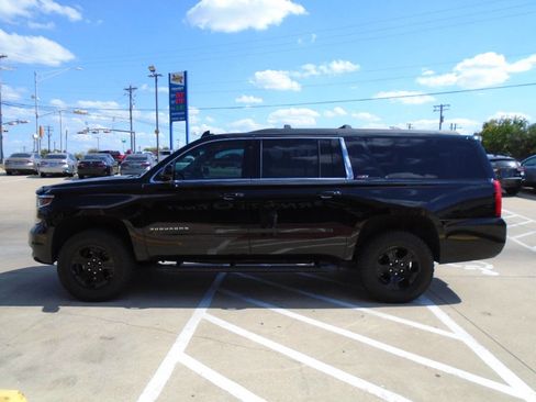 Used 2018 Chevrolet Suburban LT image 3