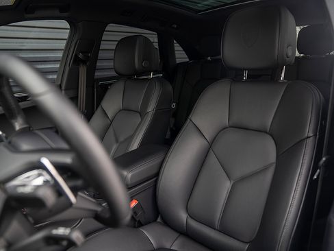 Certified 2026 Porsche Macan Turbo image 5