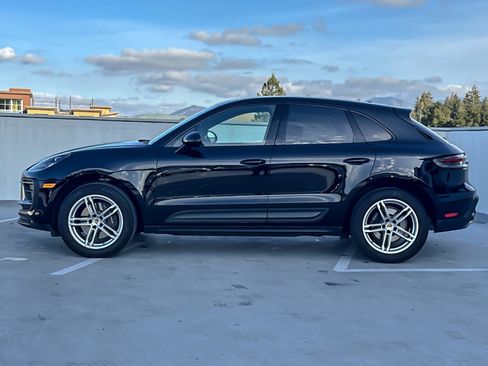 Certified 2022 Porsche Macan image 2