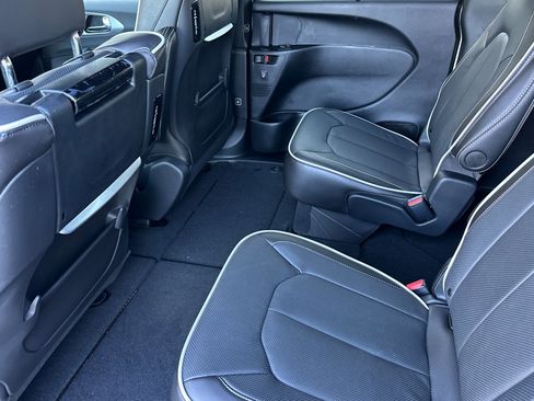 New 2026 Chrysler Pacifica Limited w/ Uconnect Theater Family Group image 12