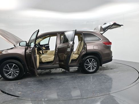 Used 2017 Toyota Highlander XLE image 66