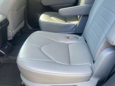 Used 2023 Toyota Highlander XLE AWD/4WD image 21