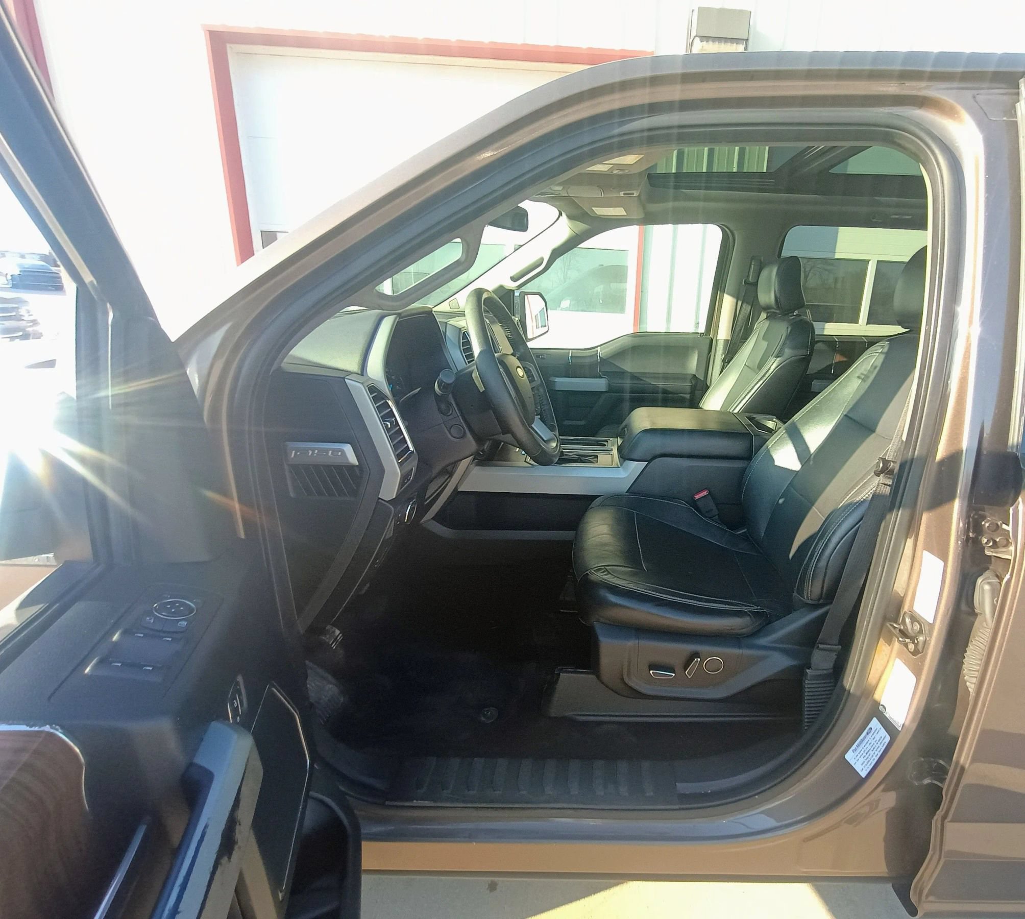 Used 2015 Ford F150 Lariat w/ Equipment Group 502A Luxury AWD/4WD image 5