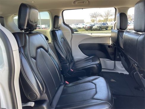 Used 2024 Chrysler Pacifica Touring-L image 26