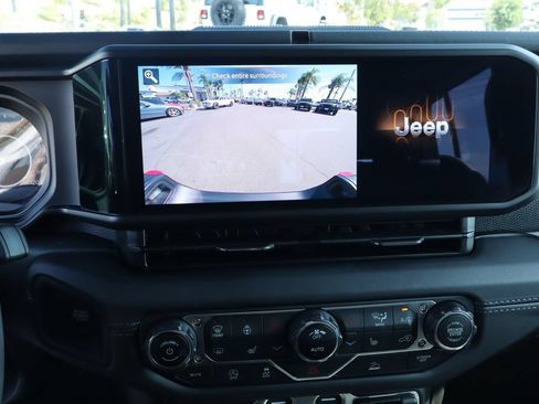 Used 2025 Jeep Gladiator Rubicon w/ Convenience Group AWD/4WD image 24