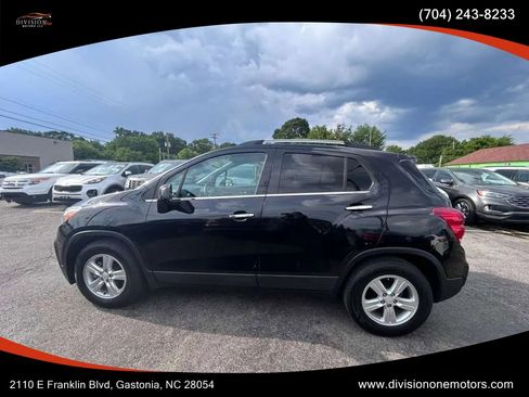 Used 2019 Chevrolet Trax LT w/ LT Convenience Package FWD image 3