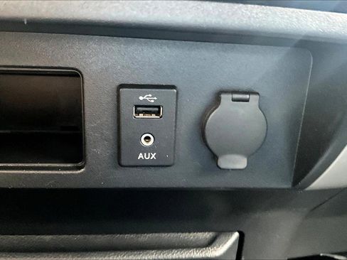 Used 2017 Nissan Titan SV image 23