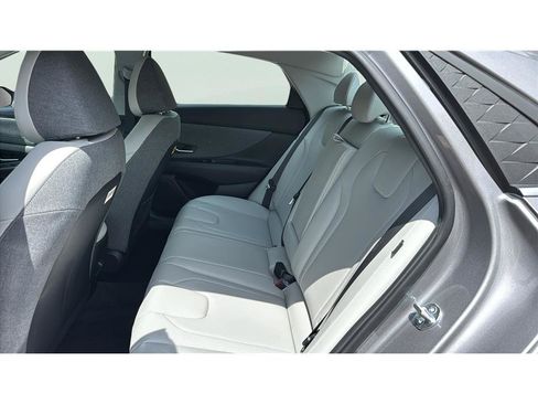 Used 2025 Hyundai Elantra Limited FWD image 11