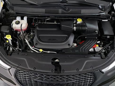 Used 2025 Chrysler Pacifica Limited FWD image 38