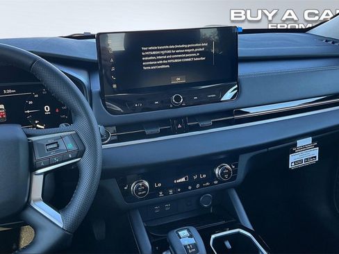New 2025 Mitsubishi Outlander SE image 7