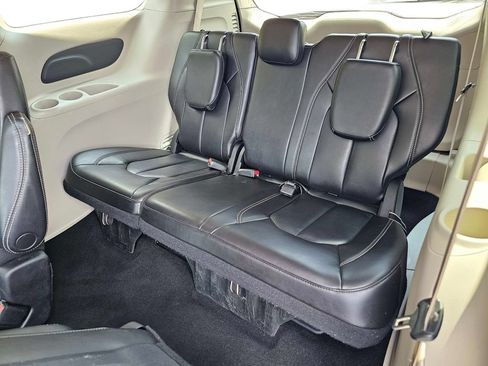Used 2023 Chrysler Pacifica Touring-L FWD image 37