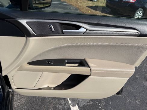 Used 2018 Ford Fusion SE FWD image 12