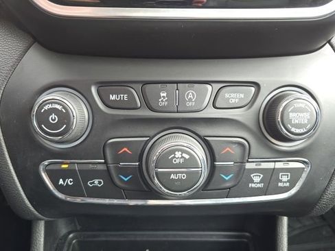 Used 2019 Jeep Cherokee Limited image 22