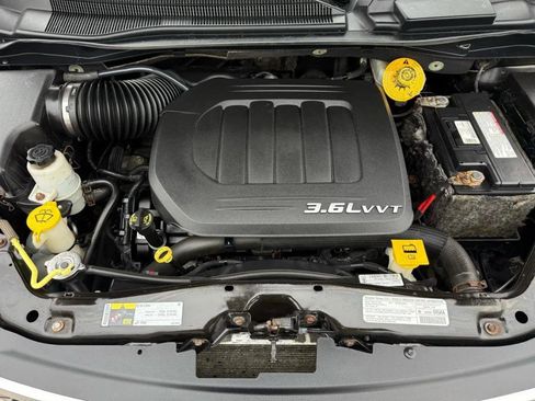 Used 2013 Chrysler Town & Country Touring FWD image 14