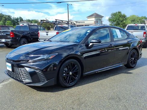 Used 2025 Toyota Camry SE FWD image 8