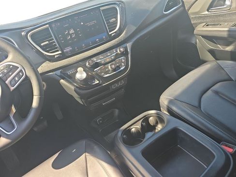 Used 2025 Chrysler Pacifica Select FWD image 10