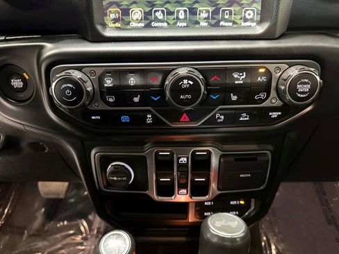 Used 2022 Jeep Wrangler Unlimited Sahara AWD/4WD image 25