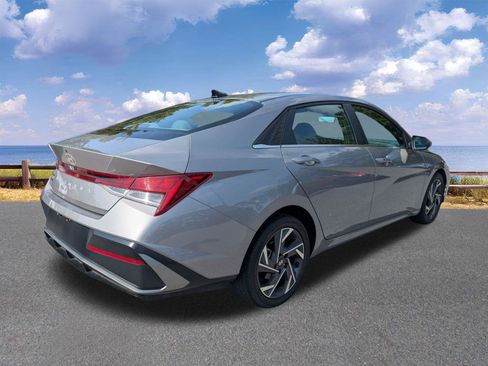 Used 2025 Hyundai Elantra SEL FWD image 8