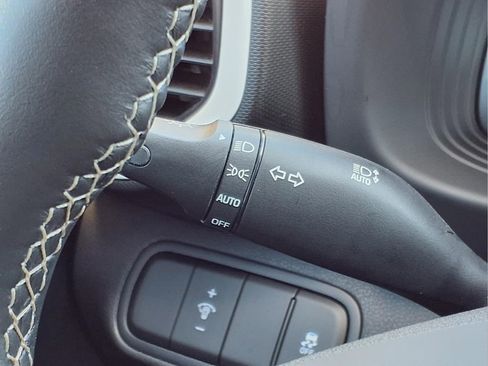 Used 2025 Hyundai Venue Limited FWD image 21