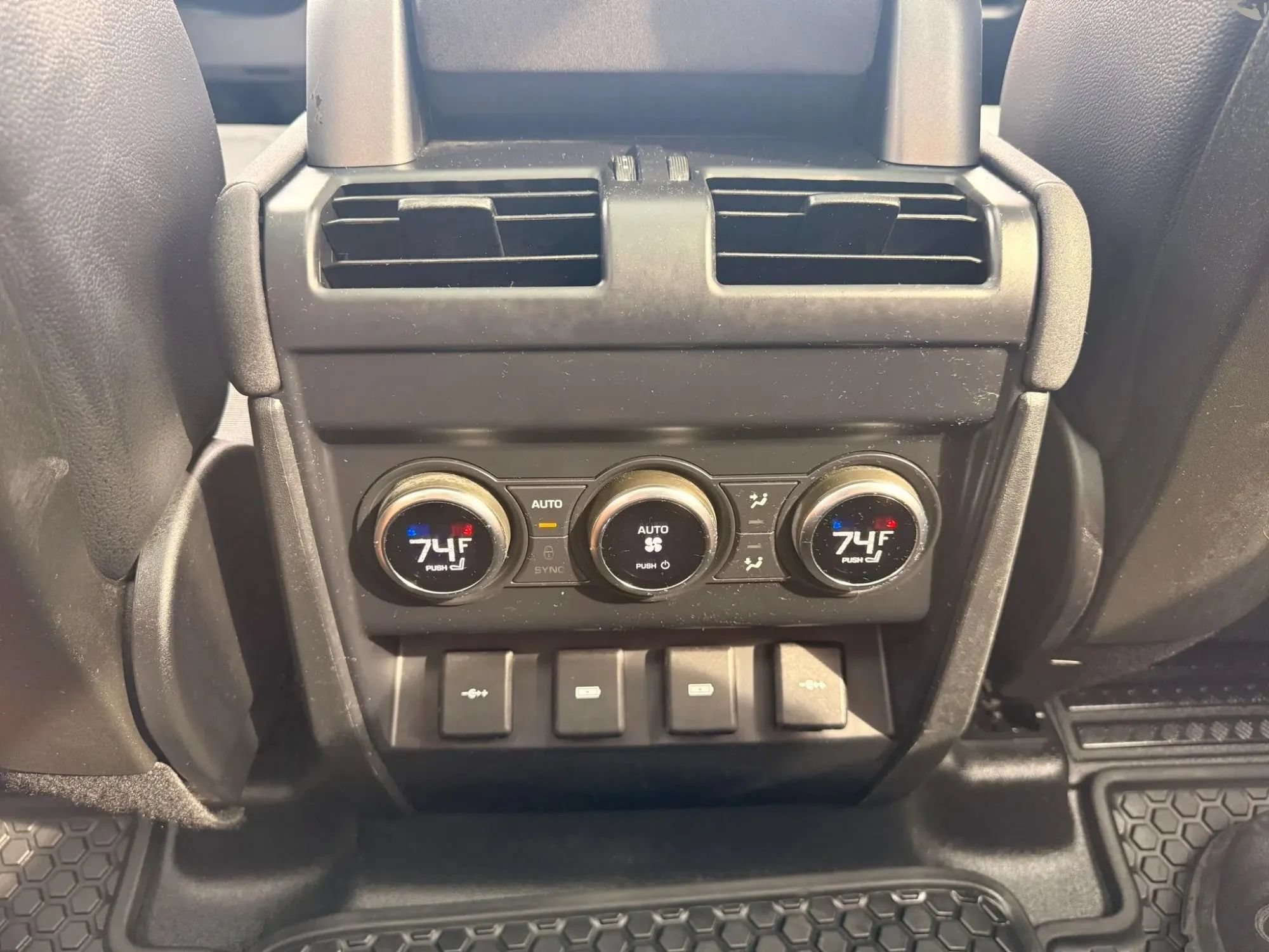 Used 2020 Land Rover Defender 110 SE AWD/4WD image 35