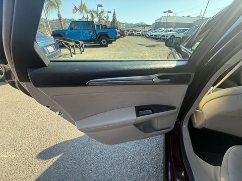 Used 2018 Ford Fusion SE FWD image 12