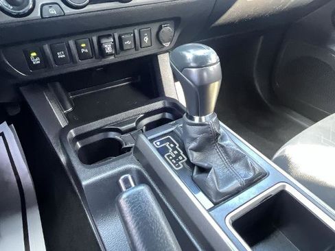 Used 2022 Toyota Tacoma TRD Sport w/ Technology Package image 15