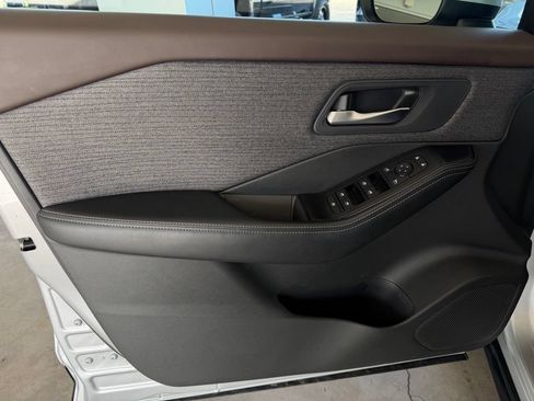 Used 2023 Nissan Rogue SV FWD image 12