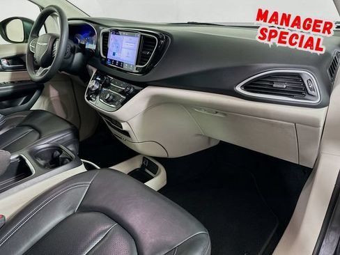 Used 2023 Chrysler Pacifica Touring-L FWD image 29