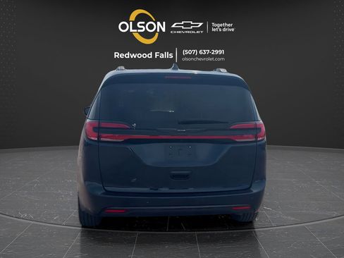 Used 2025 Chrysler Pacifica Limited FWD image 4