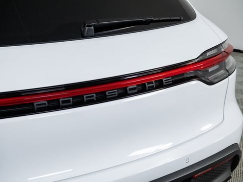 Certified 2025 Porsche Macan image 37