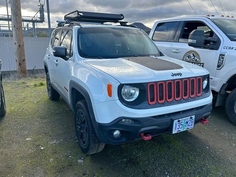 Used 2017 Jeep Renegade Trailhawk image 2