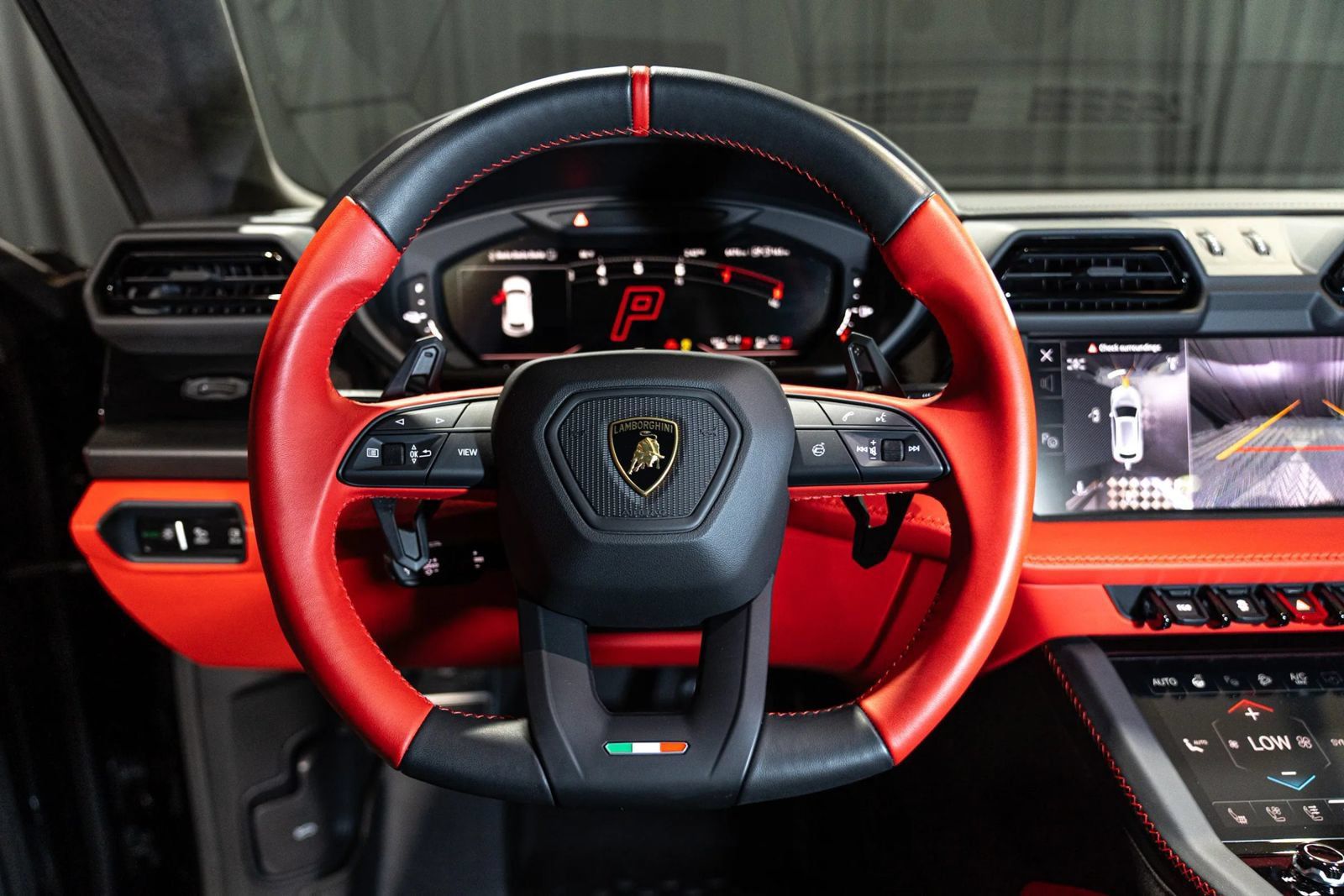 Used 2025 Lamborghini Urus SE AWD/4WD image 16