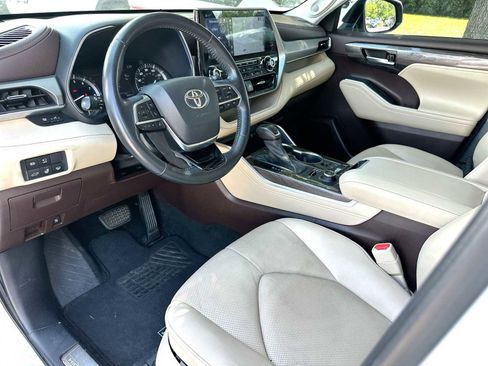 Used 2020 Toyota Highlander Platinum image 18
