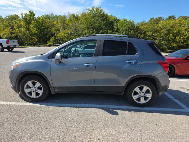 Used 2019 Chevrolet Trax LT w/ LT Convenience Package FWD image 2