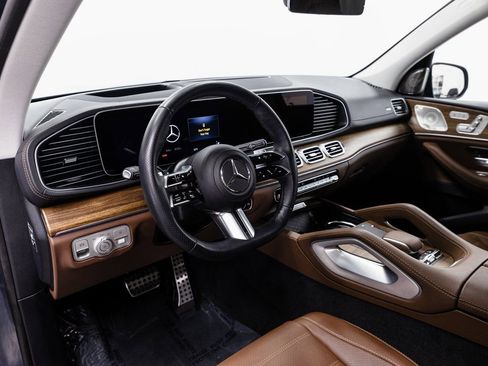 Used 2025 Mercedes-Benz GLS 580 4MATIC image 9