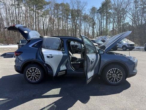 New 2026 Ford Escape SE w/ Class II Trailer Tow Package image 27