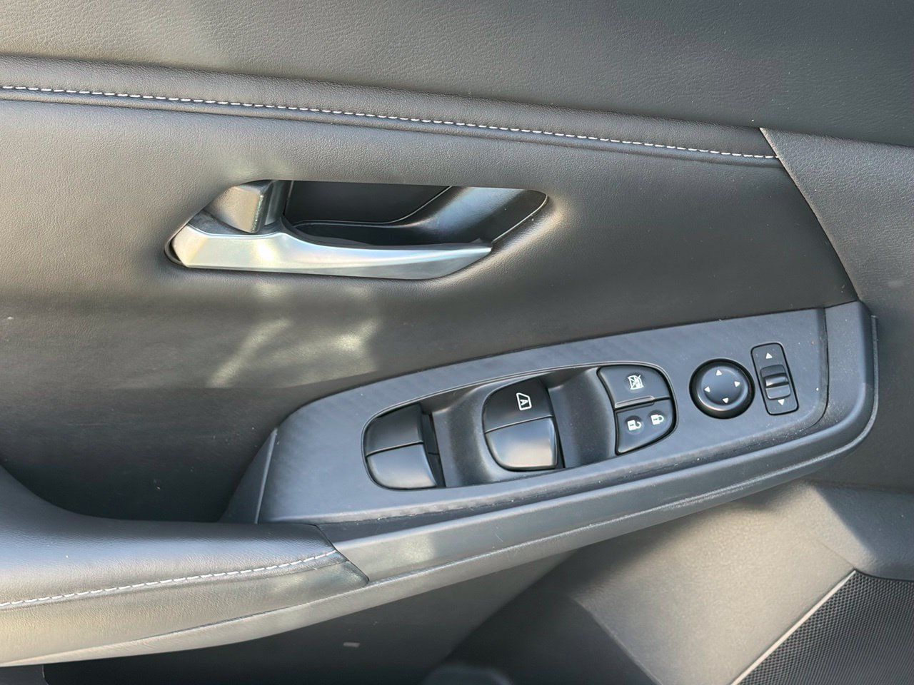 Used 2025 Nissan Sentra SV FWD image 6