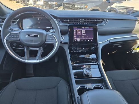 New 2025 Jeep Grand Cherokee L Laredo image 11