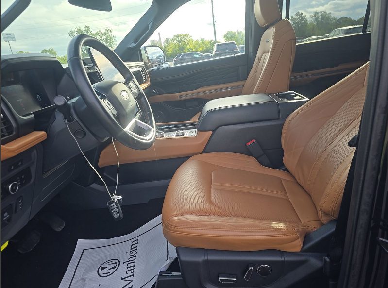 Used 2023 Ford Expedition Platinum AWD/4WD image 5