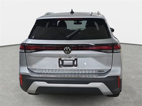 New 2026 Volkswagen Tiguan SE image 6