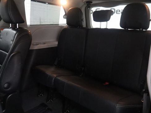 Used 2017 Toyota Sienna SE Premium FWD image 18