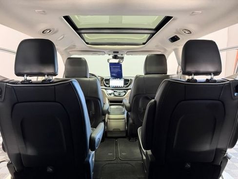 Used 2024 Chrysler Pacifica Limited FWD image 31