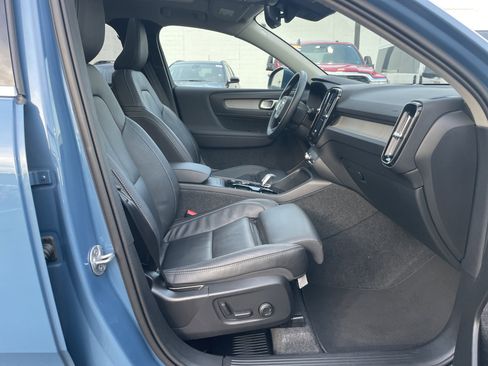 Used 2025 Volvo XC40 B5 Plus image 12