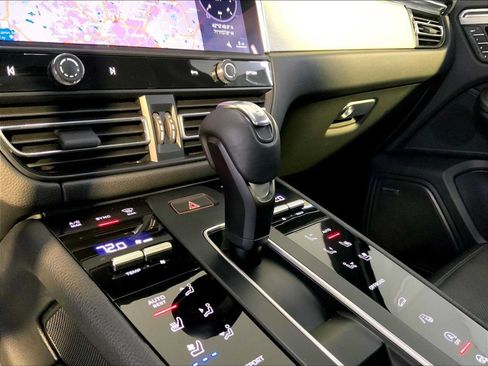 Certified 2023 Porsche Macan AWD/4WD image 17