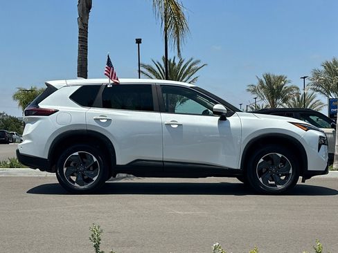 Used 2024 Nissan Rogue SV AWD/4WD image 3
