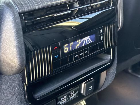 Used 2024 Jeep Wagoneer L Series II image 16