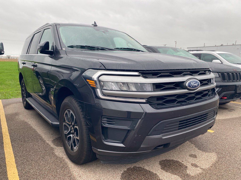 Used 2023 Ford Expedition XLT AWD/4WD image 3